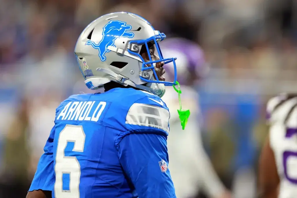 Sources: Arnold, facing charges, plans to sign with Seahawks